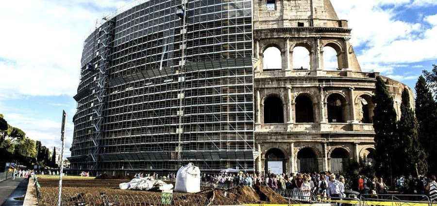 Реставраторы вручную очистили стены Колизея 1