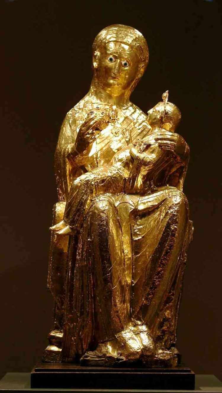 Эссенская золотая Мадонна (около 980 г.). Эссенский собор). Редкий образец раннехристианской скульптуры.