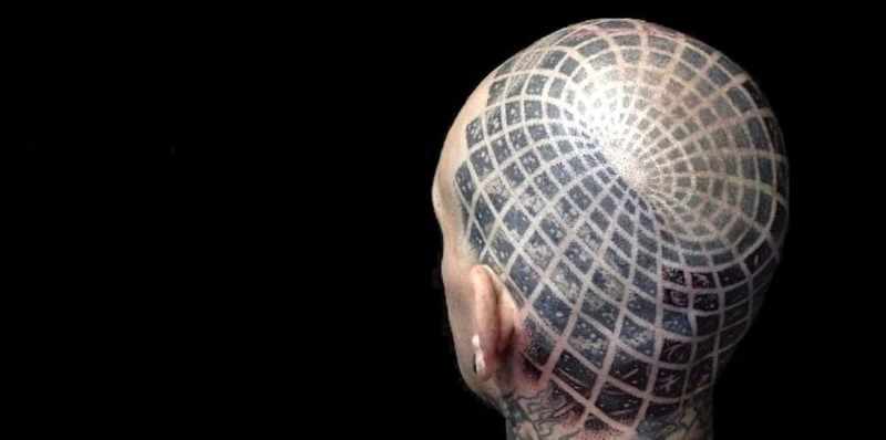Татуировка в виде черепа с искривленным пространством