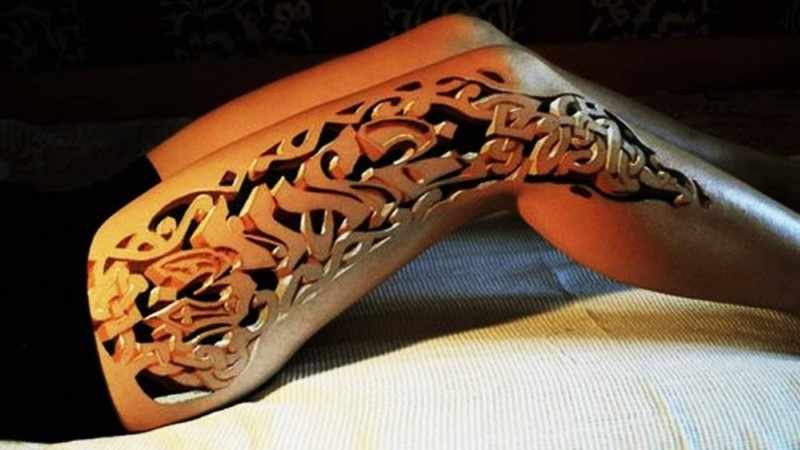 Татуировка с зубцами на ноге женщины