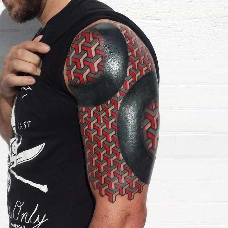 Татуировка на рукаве с рисунком второй кожи